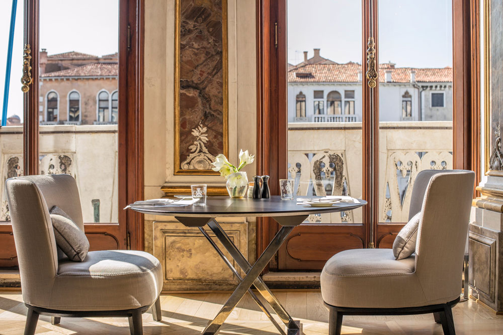 aman_venice_italy_-_piano_noble_dining_area_high_res_766