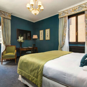 Luxury-hotel-in-central-Rome-Starhotels-Hotel-d-Inghilterra-Roma-Deluxe-Room-2