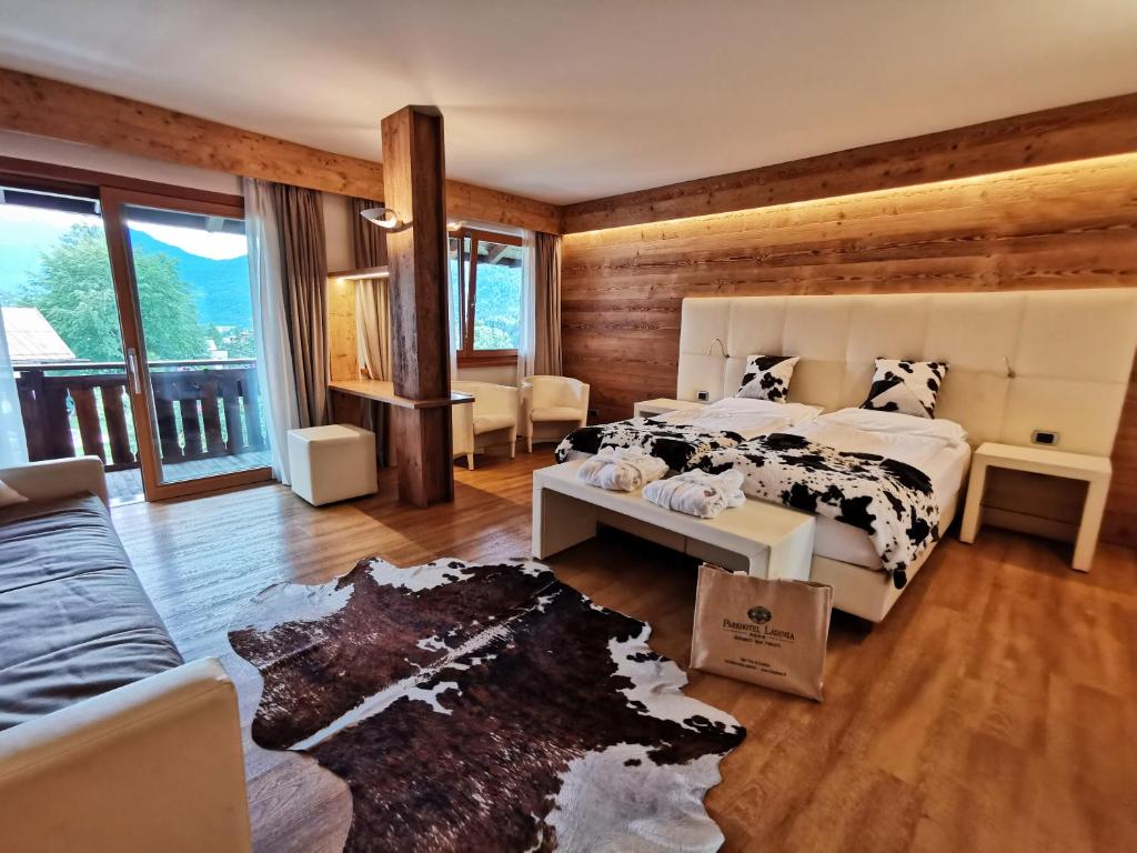 PARKHOTEL ROOM
